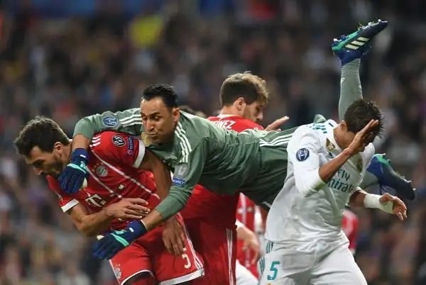 Il 2-2 con doppietta dell'attaccante francese basta ai Blancos per volare a Kiev per l'ultimo atto della Champions League.