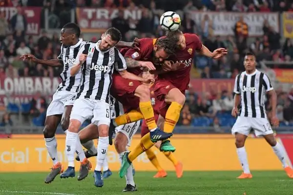 E' festa bianconera, per la settima volta di fila dal 2012 il campionato italiano di calcio va alla Juventus.