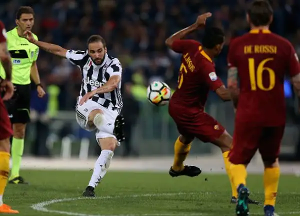 E' festa bianconera, per la settima volta di fila dal 2012 il campionato italiano di calcio va alla Juventus.
