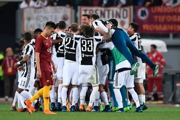 E' festa bianconera, per la settima volta di fila dal 2012 il campionato italiano di calcio va alla Juventus.