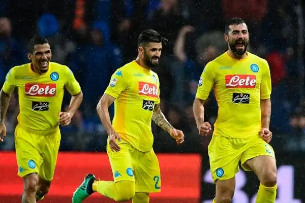 A Marassi i partenopei piegano i paroni di casa con le reti di Milik e Albiol nella ripresa.