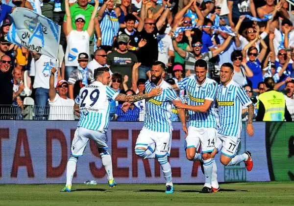 Antenucci con una doppietta e Grassi firmano le tre reti con cui gli estensi vincono davanti al pubblico di casa confermando la serie A.