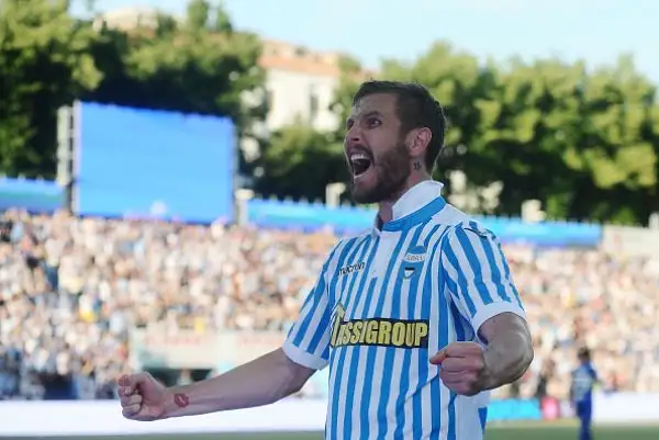 Antenucci con una doppietta e Grassi firmano le tre reti con cui gli estensi vincono davanti al pubblico di casa confermando la serie A.