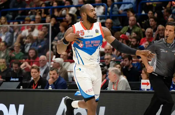 La partita a tratti è sembrata il replay di gara 1, poi l’Olimpia perde un po’ di fluidità e permette alla Red October Cantù di riavvicinarsi, senza però mettere mai a rischio il risultato finale.