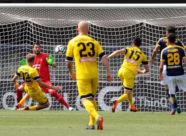 Con un gol di Barak i bianconeri, nell'occasione in giallo, espugnano il Bentegodi e salgono a +2 da Crotone e Spal.