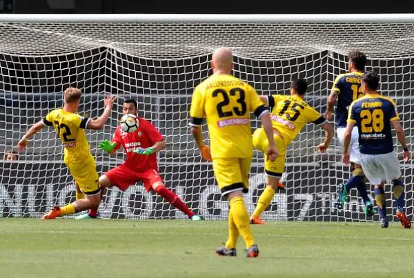 Con un gol di Barak i bianconeri, nell'occasione in giallo, espugnano il Bentegodi e salgono a +2 da Crotone e Spal.