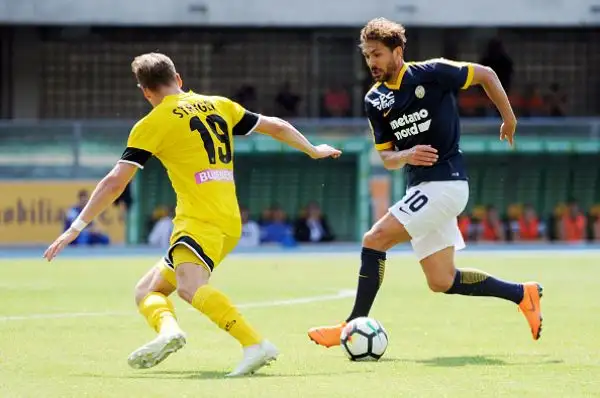 Con un gol di Barak i bianconeri, nell'occasione in giallo, espugnano il Bentegodi e salgono a +2 da Crotone e Spal.