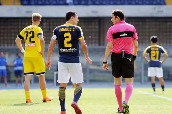 Con un gol di Barak i bianconeri, nell'occasione in giallo, espugnano il Bentegodi e salgono a +2 da Crotone e Spal.