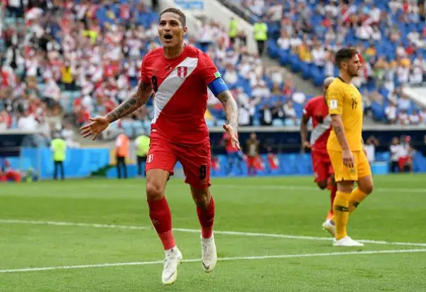 Con un gol per tempo di Carillo e del capitano Guerrero, la squadra di Gareca piega l'Australia che chiude il Gruppo C al quarto posto.
