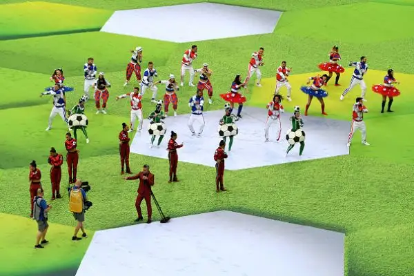 Nella cerimonia d'apertura di Russia 2018 il mattatore è Robbie Williams, che fa impazzire lo stadio Luzniki prima di Russia-Arabia Saudita.