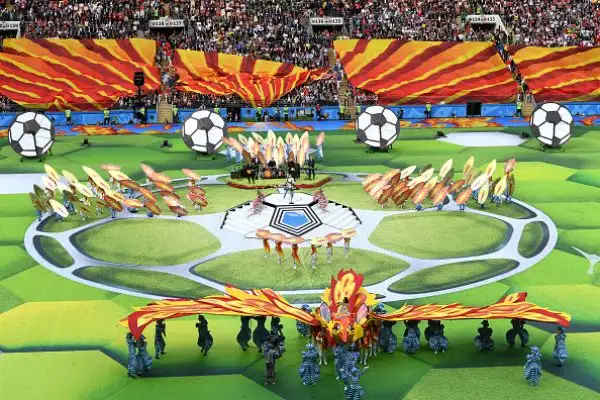 Nella cerimonia d'apertura di Russia 2018 il mattatore è Robbie Williams, che fa impazzire lo stadio Luzniki prima di Russia-Arabia Saudita.