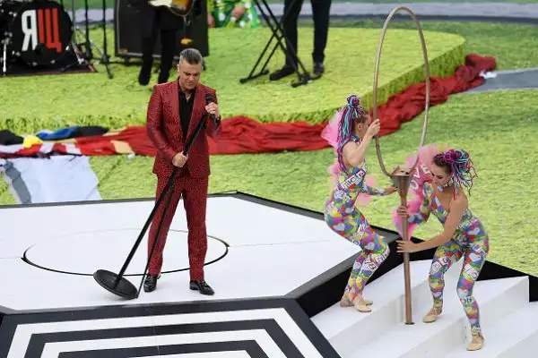 Nella cerimonia d'apertura di Russia 2018 il mattatore è Robbie Williams, che fa impazzire lo stadio Luzniki prima di Russia-Arabia Saudita.