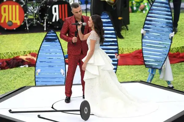 Nella cerimonia d'apertura di Russia 2018 il mattatore è Robbie Williams, che fa impazzire lo stadio Luzniki prima di Russia-Arabia Saudita.