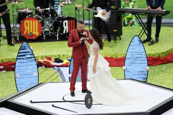 Nella cerimonia d'apertura di Russia 2018 il mattatore è Robbie Williams, che fa impazzire lo stadio Luzniki prima di Russia-Arabia Saudita.