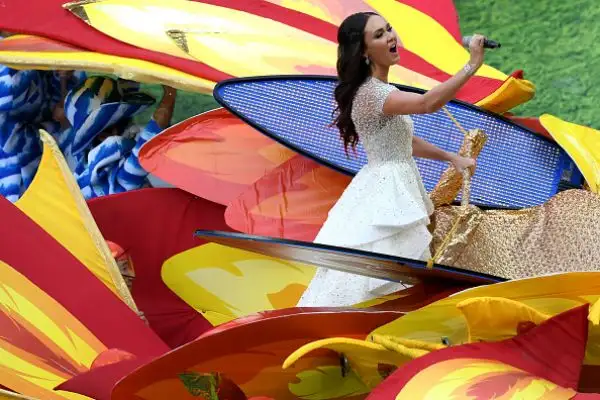 Nella cerimonia d'apertura di Russia 2018 il mattatore è Robbie Williams, che fa impazzire lo stadio Luzniki prima di Russia-Arabia Saudita.