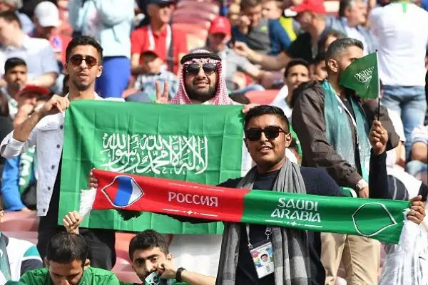 Nella cerimonia d'apertura di Russia 2018 il mattatore è Robbie Williams, che fa impazzire lo stadio Luzniki prima di Russia-Arabia Saudita.