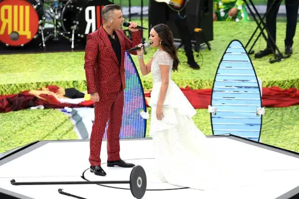 Nella cerimonia d'apertura di Russia 2018 il mattatore è Robbie Williams, che fa impazzire lo stadio Luzniki prima di Russia-Arabia Saudita.