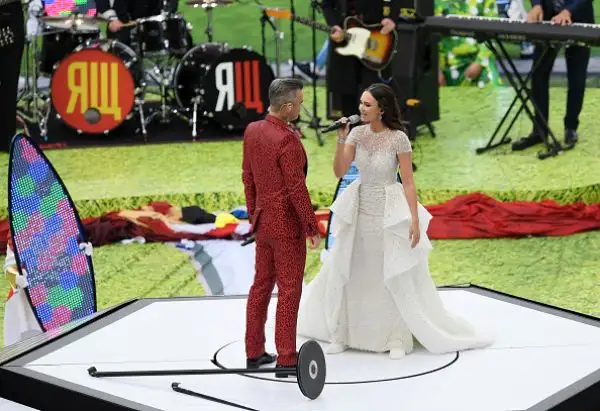 Nella cerimonia d'apertura di Russia 2018 il mattatore è Robbie Williams, che fa impazzire lo stadio Luzniki prima di Russia-Arabia Saudita.