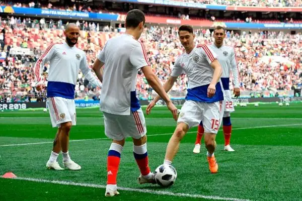 Nella cerimonia d'apertura di Russia 2018 il mattatore è Robbie Williams, che fa impazzire lo stadio Luzniki prima di Russia-Arabia Saudita.