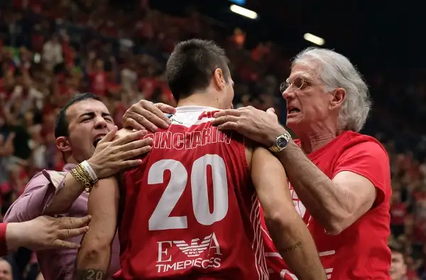 A 16" dalla fine il sorpasso di Trento con una tripla di Shields ma due liberi di Jerrels a 4" dalla sirena riportano avanti Milano. Allo scadere Sutton stoppato da Goudelock.