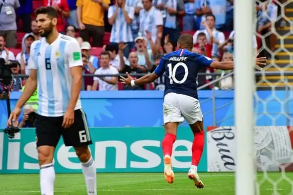 Niente da fare per Leo Messi e la sua argentina, la Francia passa con i gol di Griezmann, Pavard e una doppirtta di un super Mbappe. Non bastano i gol di Di Maria, Mercado e Aguero.