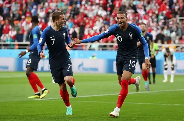 Con un gol della stella Kylian Mbappè i transalpini accedono agli ottavi di finale, eliminato il Perù di Ricardo Gareca.