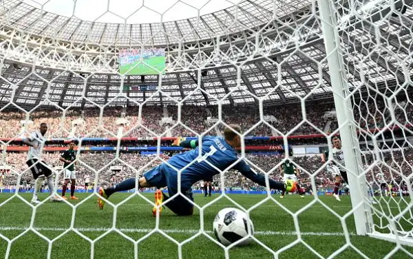 A Mosca i campioni del mondo partono con una clamorosa sconfitta: Lozano mette a nudo i limiti della squadra di Loew.