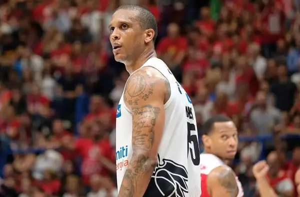 A 16" dalla fine il sorpasso di Trento con una tripla di Shields ma due liberi di Jerrels a 4" dalla sirena riportano avanti Milano. Allo scadere Sutton stoppato da Goudelock.