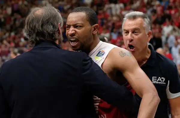 A 16" dalla fine il sorpasso di Trento con una tripla di Shields ma due liberi di Jerrels a 4" dalla sirena riportano avanti Milano. Allo scadere Sutton stoppato da Goudelock.