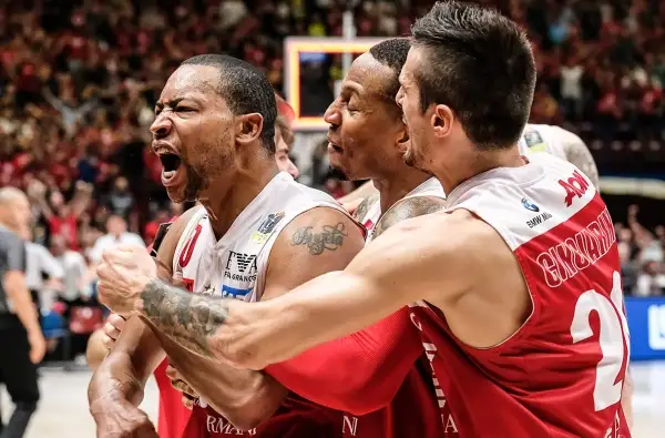 A 16" dalla fine il sorpasso di Trento con una tripla di Shields ma due liberi di Jerrels a 4" dalla sirena riportano avanti Milano. Allo scadere Sutton stoppato da Goudelock.