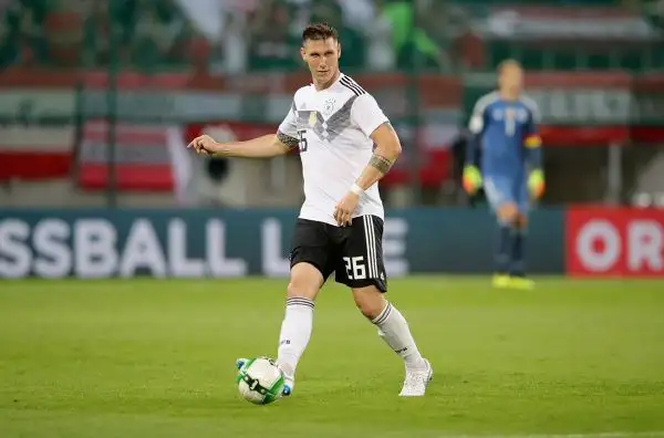 Niklas Sule, tedesco, è alto 195 centimetri.