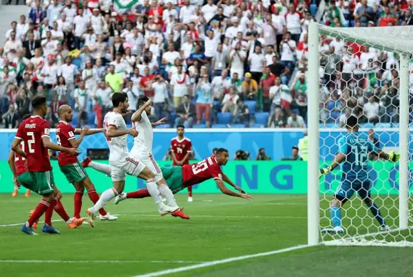 A San Pietroburgo il Marocco si fa male all'ultimo secondo e cede per 1-0: ecco la prima sorpresa del Mondiale.