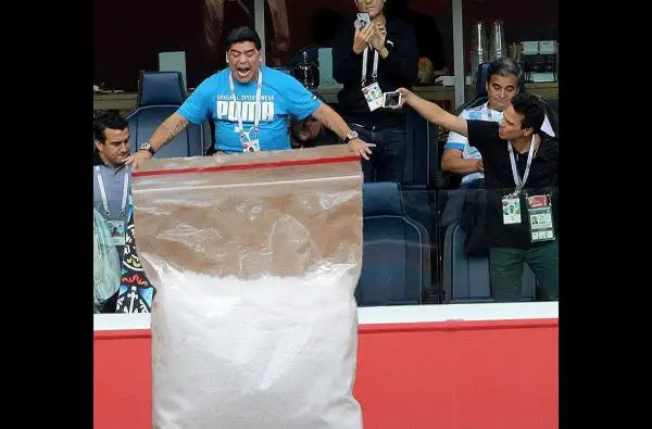 Nel corso di Argentina-Nigeria il 'Pibe de oro' non ha saputo trattenersi. E il web si è scatenato a sua volta. 