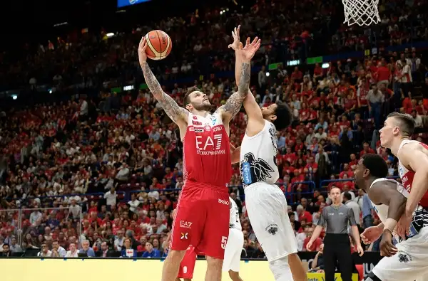 A 16" dalla fine il sorpasso di Trento con una tripla di Shields ma due liberi di Jerrels a 4" dalla sirena riportano avanti Milano. Allo scadere Sutton stoppato da Goudelock.
