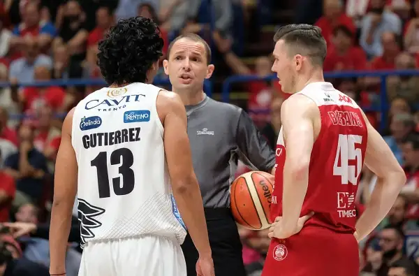 A 16" dalla fine il sorpasso di Trento con una tripla di Shields ma due liberi di Jerrels a 4" dalla sirena riportano avanti Milano. Allo scadere Sutton stoppato da Goudelock.