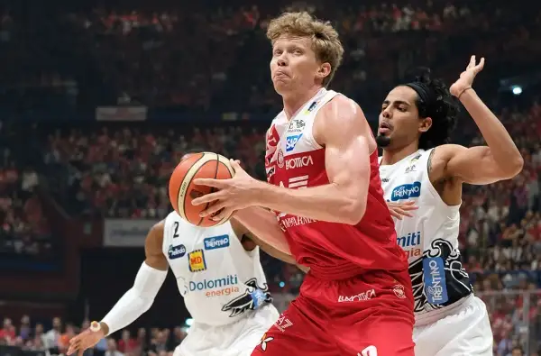 A 16" dalla fine il sorpasso di Trento con una tripla di Shields ma due liberi di Jerrels a 4" dalla sirena riportano avanti Milano. Allo scadere Sutton stoppato da Goudelock.