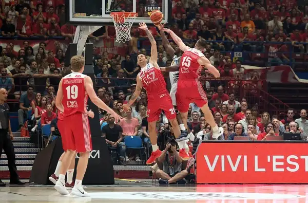 A 16" dalla fine il sorpasso di Trento con una tripla di Shields ma due liberi di Jerrels a 4" dalla sirena riportano avanti Milano. Allo scadere Sutton stoppato da Goudelock.