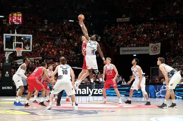 A 16" dalla fine il sorpasso di Trento con una tripla di Shields ma due liberi di Jerrels a 4" dalla sirena riportano avanti Milano. Allo scadere Sutton stoppato da Goudelock.