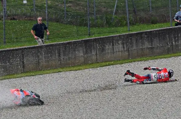 Negli scatti del fotografo Otto Moretti la sequenza del terribile incidente occorso al ducatista al Mugello.