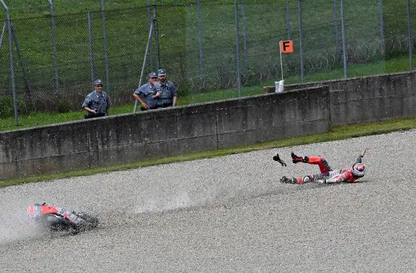 Negli scatti del fotografo Otto Moretti la sequenza del terribile incidente occorso al ducatista al Mugello.