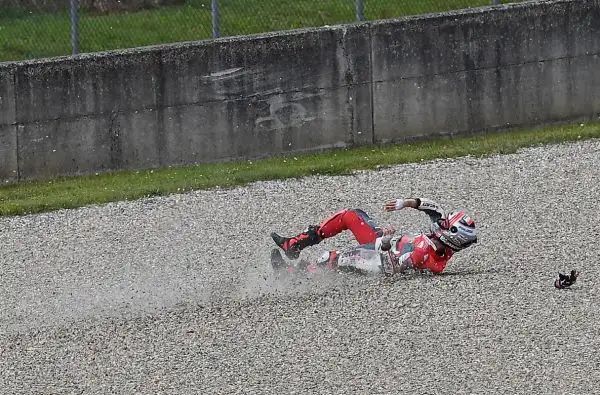 Negli scatti del fotografo Otto Moretti la sequenza del terribile incidente occorso al ducatista al Mugello.