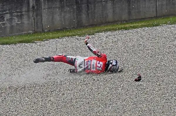 Negli scatti del fotografo Otto Moretti la sequenza del terribile incidente occorso al ducatista al Mugello.