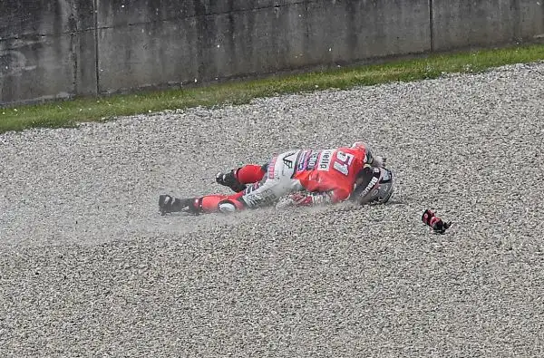 Negli scatti del fotografo Otto Moretti la sequenza del terribile incidente occorso al ducatista al Mugello.