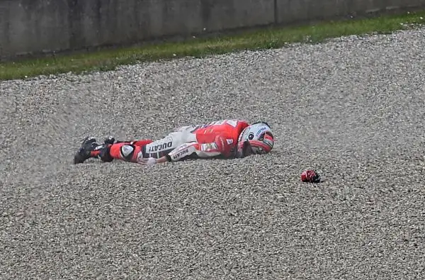Negli scatti del fotografo Otto Moretti la sequenza del terribile incidente occorso al ducatista al Mugello.