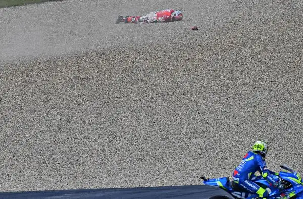Negli scatti del fotografo Otto Moretti la sequenza del terribile incidente occorso al ducatista al Mugello.