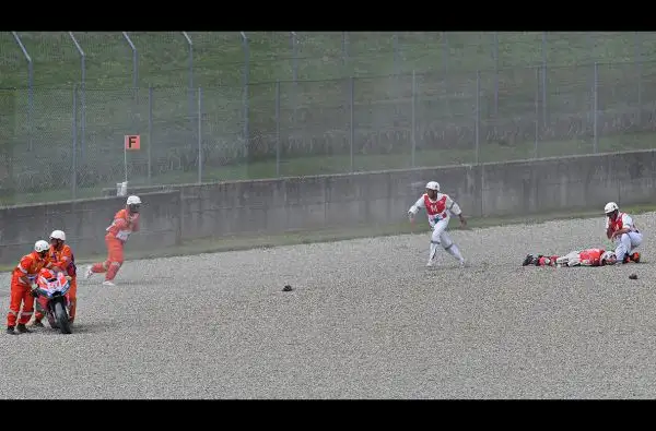 Negli scatti del fotografo Otto Moretti la sequenza del terribile incidente occorso al ducatista al Mugello.