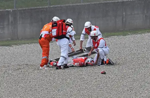 Negli scatti del fotografo Otto Moretti la sequenza del terribile incidente occorso al ducatista al Mugello.