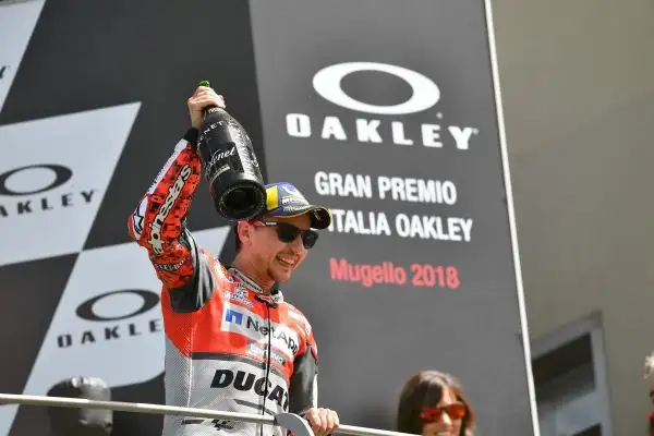 Dominio Ducati al Mugello: Lorenzo ottiene la sua prima vittoria nella scuderia di Borgo Panigale dominando il Gran Premio d'Italia. Secondo Dovizioso, poi Rossi che vince il duello con Iannone.