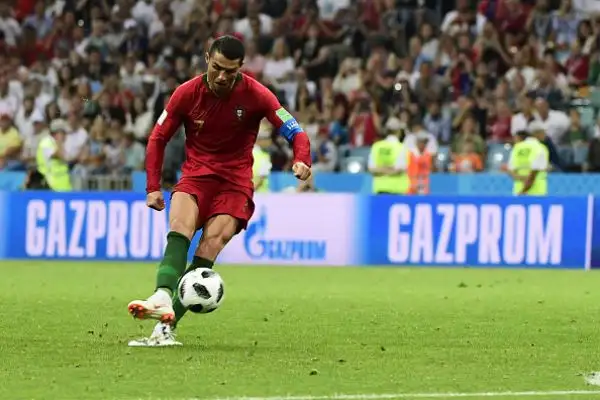 Cristiano salva il Portogallo: tripletta nello spettacolare 3-3 di Sochi. Tutti contro l'arbitraggio di Rocchi e la Var.