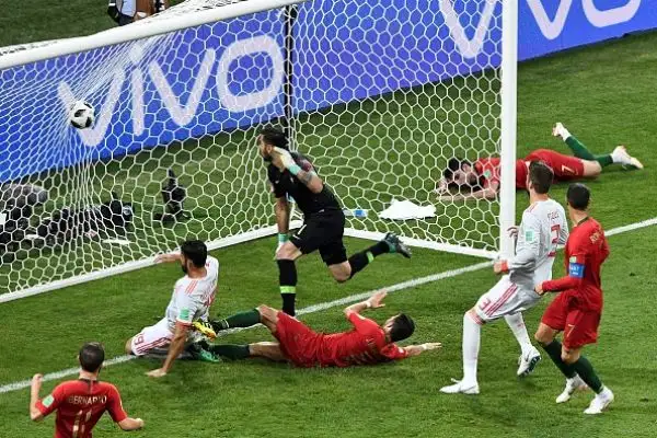 Cristiano salva il Portogallo: tripletta nello spettacolare 3-3 di Sochi. Tutti contro l'arbitraggio di Rocchi e la Var.